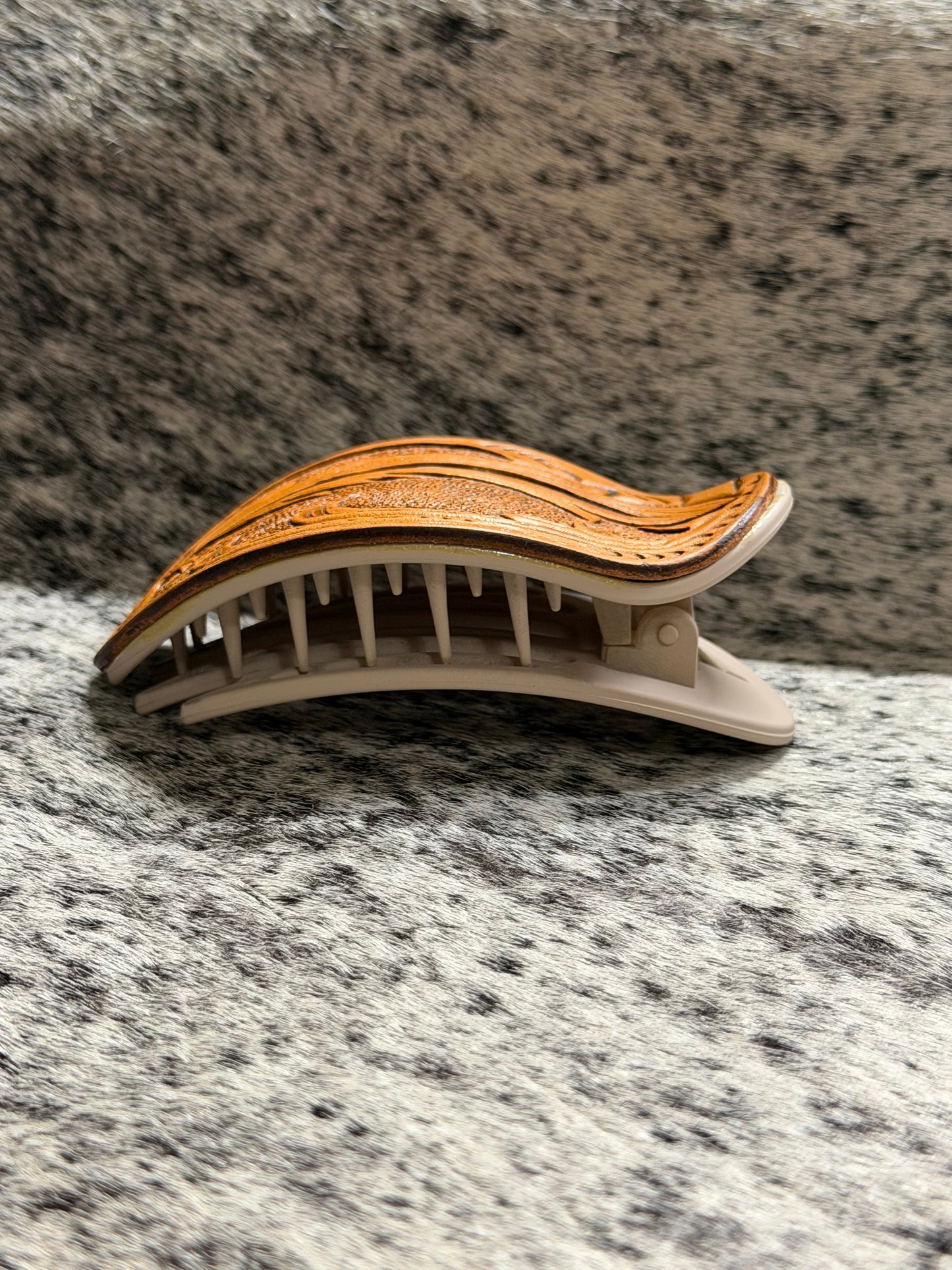 Tan flat feather claw clip