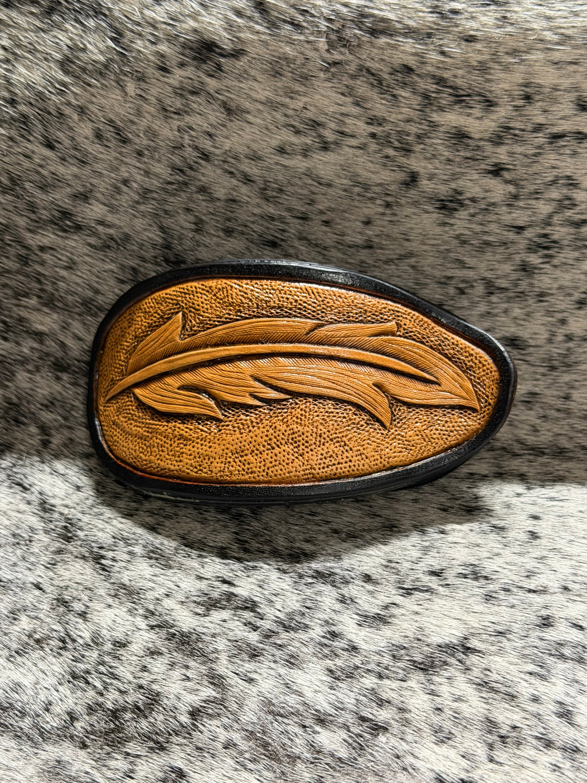 Black and tan flat feather claw clip