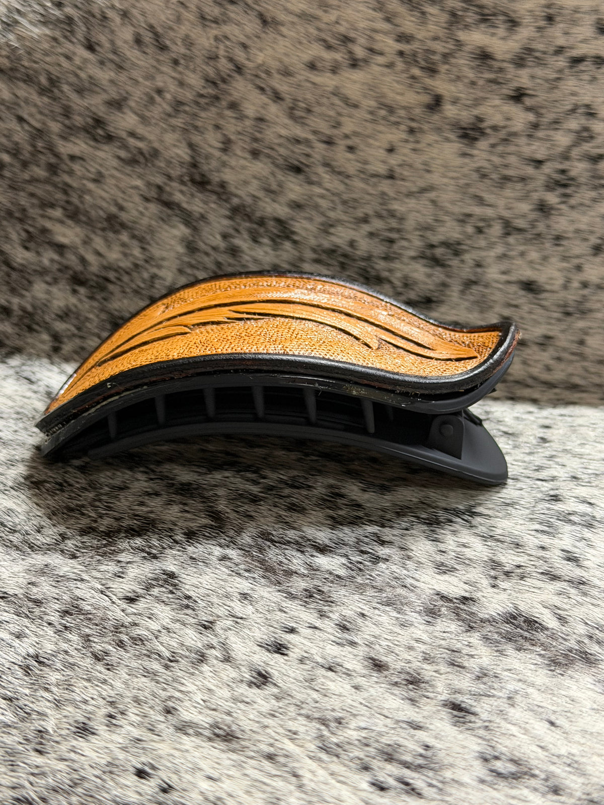 Black and tan flat feather claw clip